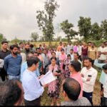 कलेक्टर श्री मीना एवं विधायक श्री कर्राहे ने ग्राम सेवती मे की फसल क्षति का निरिक्षण किसानो को दिलाया राहत का भरोसा ।