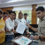 आक्रोशित पत्रकारो ने राज्यपाल के नाम पुलिस अधीक्षक को दिया ज्ञापन