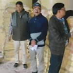 सफेद पाउडर मिलाकर घटिया गेहूं का आटा बनाया जा रहा था — 20 लाख का माल जब्त, फैक्ट्री सील, मालिक फरार