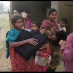ठंड में मानवीय गर्माहट – टेकाड़ी में आदर्श दानपात्र समिति ने बाँटे कंबल, शॉल और सेनेटरी पैड ।