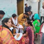 पीड़ित परिवारों से मिलीं नपाध्यक्ष, पीएम आवास के लिए भरे गए फार्म