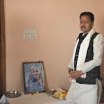 पूर्व मंत्री रामपाल सिंह ने ग्राम डाबरी पहुंचकर स्व. लीलाबाई खरे को दी श्रद्धांजलि