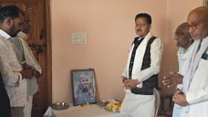 पूर्व मंत्री रामपाल सिंह ने ग्राम डाबरी पहुंचकर&hellip;