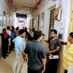 तड़के 4 बजे जिला अस्पताल पहुंचे कलेक्टर मृणाल मीना, व्यवस्थाओं पर जताई नाराजगी मरीजों को जमीन पर सुलाए जाने की शिकायत पर आकस्मिक निरीक्षण, तीन आउटसोर्स कर्मचारियों की सेवा समाप्ति के निर्देश।
