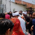 डबल मनी के कथित मामले में ग्रामीणों ने निवेश की राशि वापस मांगी, आरोपी के घर पहुंचे लोग।