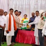 जनकल्याण शिविर में किसानों को मिले रागी-अरहर के बीज, आधुनिक खेती की दी गई जानकारी। उन्नत बीज वितरण के साथ डीएसआर तकनीक, एआईएफ योजना और गिरदावरी दर्ज कराने के महत्व से किसानों को किया गया जागरूक।