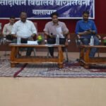 कलेक्टर ने वारासिवनी में योजनाओं की समीक्षा की, लापरवाही पर सख्त कार्रवाई के निर्देश। बैठक में विभागवार समीक्षा, लापरवाही पर नोटिस और निलंबन तक की कार्रवाई के निर्देश