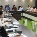 टी एल बैठक में कलेक्टर ने दिए सख्त निर्देश, जर्जर भवनों, जलभराव और बिजली व्यवस्था पर विशेष फोकस।