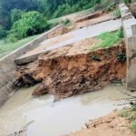 सड़क के अभाव में होलुटोला का संपर्क बाधित, दो वर्ष बाद भी नहीं बनी क्षतिग्रस्त पुलिया।